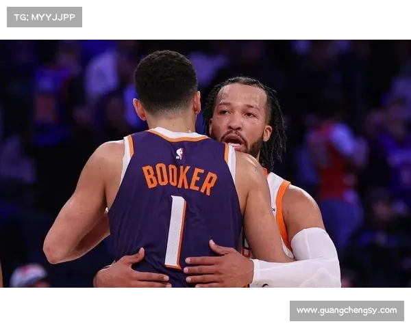 布克在赛场上的团队合作精神与领导能力全方位解析